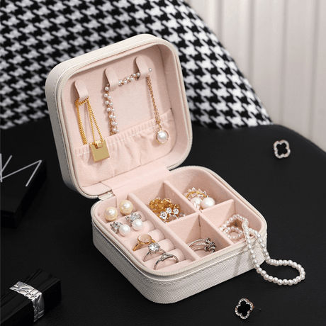 Cutie Organizare Bijuterii, 4 Compartimente, Agatatori, Interior din Catifea, Inchidere cu Fermoar, 10x10x5cm, Negru, Alb